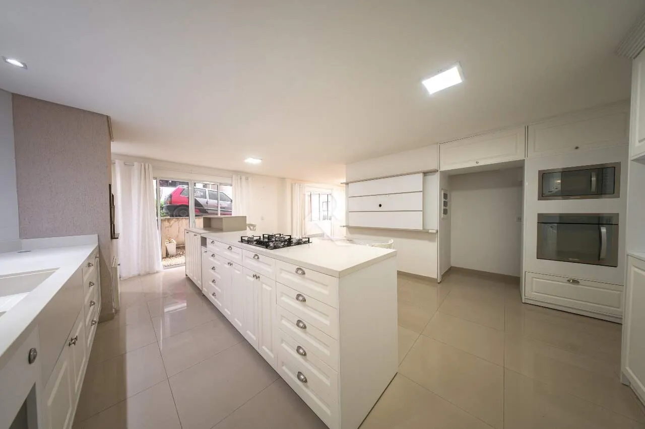 3-bedroom house with 4 bathrooms, 3 parking spaces