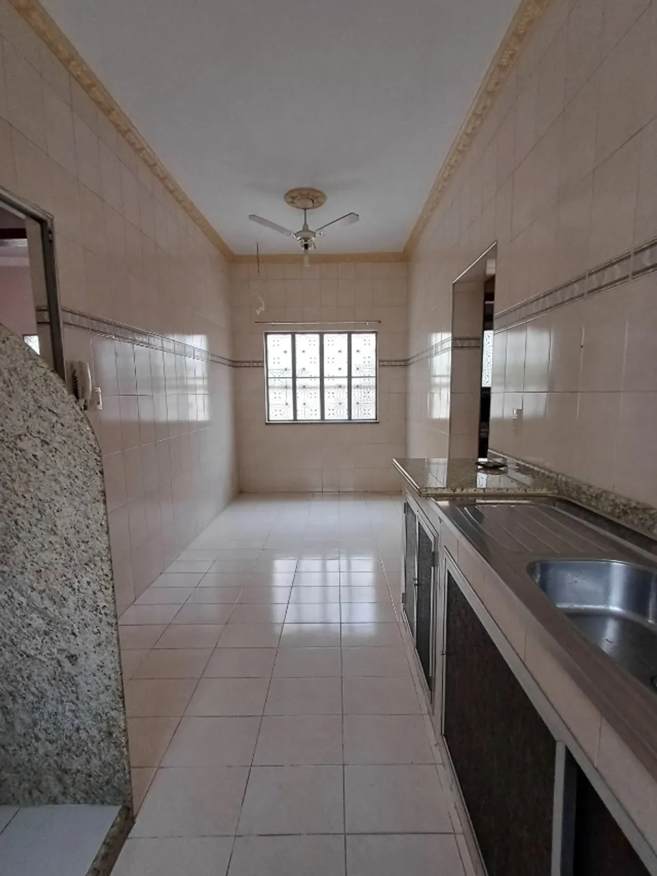 Casa com 2 quartos e cozinha fechada com fogão elétrico