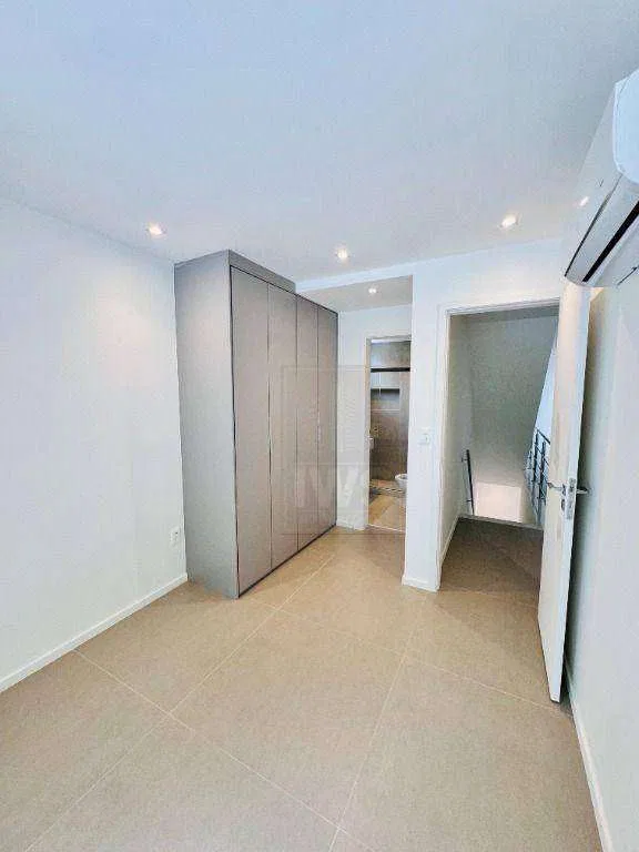 Modern house with 5 en-suite bedrooms and air conditioning — photo 15