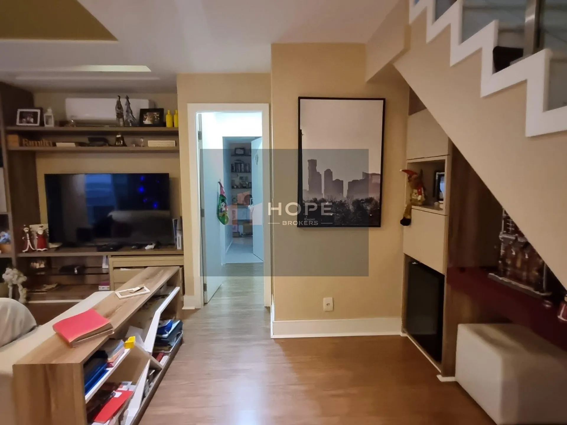 Walk-in closet in a 3-bedroom apartment, 200 m² — photo 33
