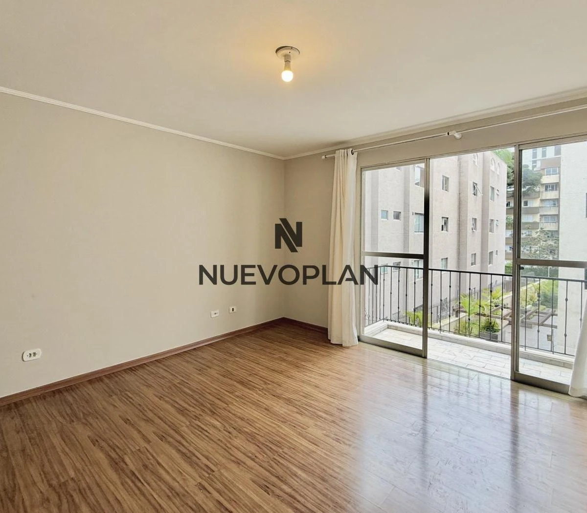 Wood or laminate floors in a 3-bedroom apartment, 78 m² — photo 24