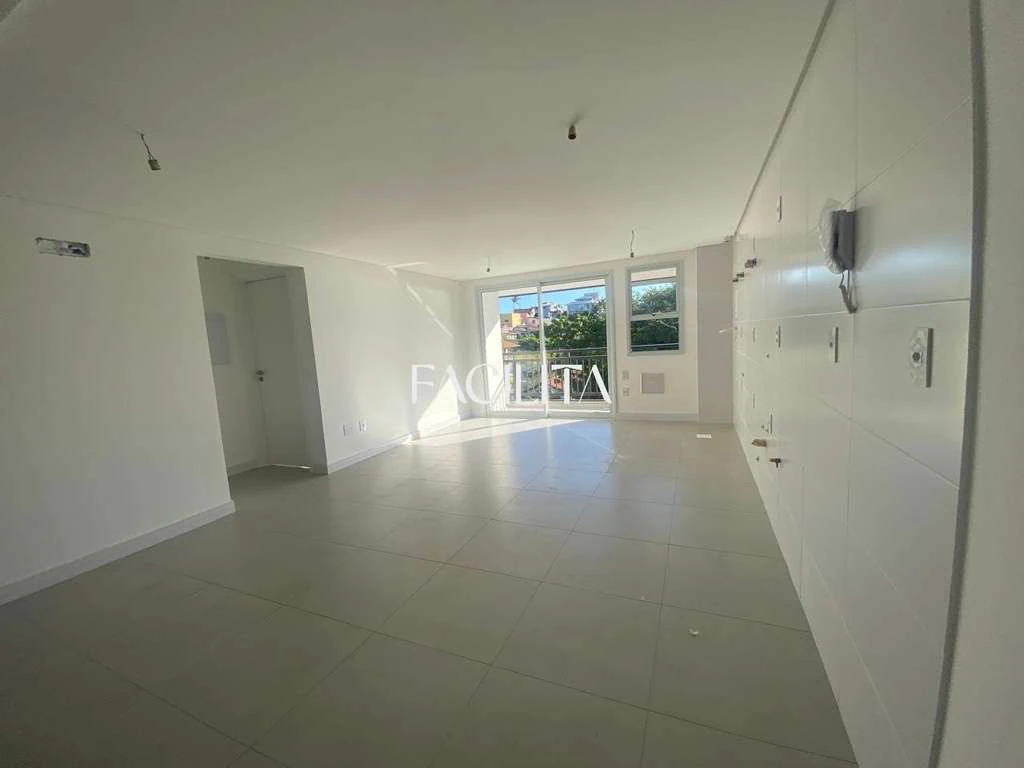 162 m² apartment with 3 en-suite bedrooms and balcony — photo 2