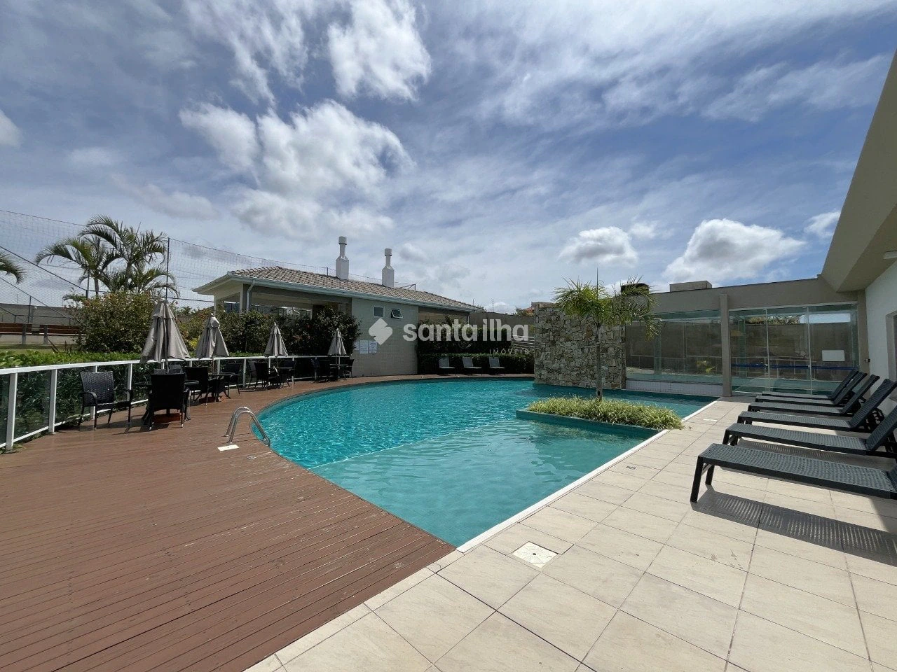 Balcony with a grill in a 2-bedroom apartment, 128 m² — photo 29