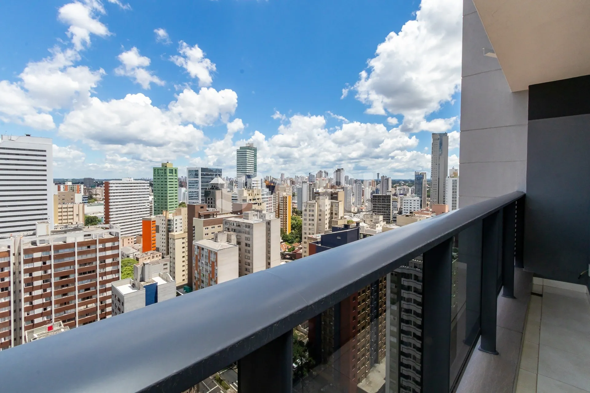 Furnished 1-bedroom apartment with a glass-enclosed balcony — photo 124