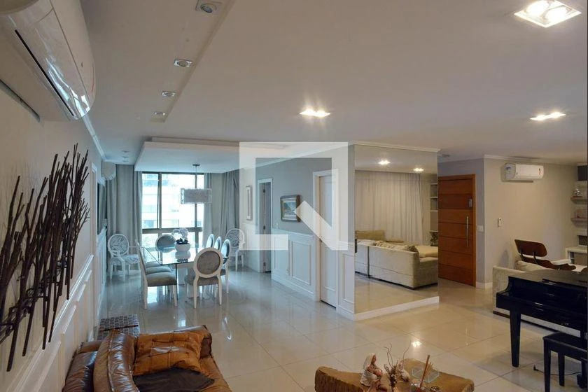 Glass-enclosed balcony in a 4-bedroom apartment, 233 m² — photo 12