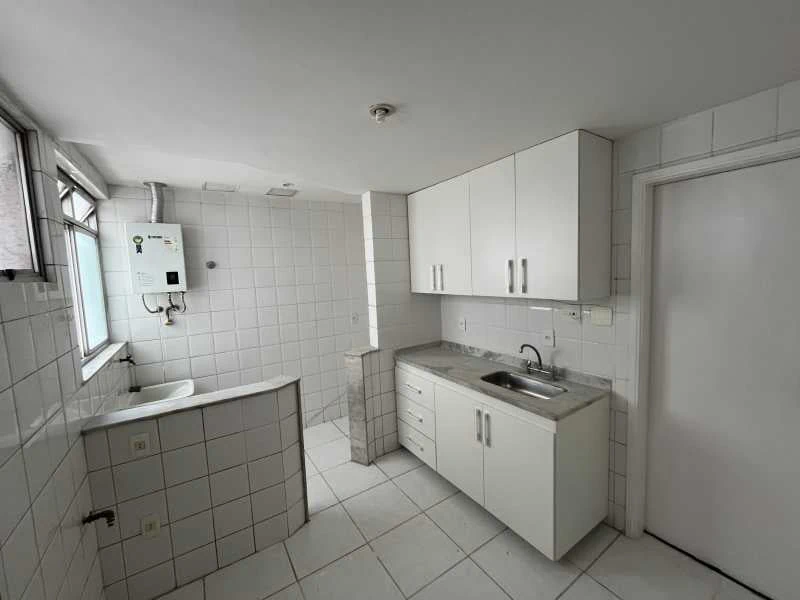 3-bedroom apartment in a building with a pool — photo 17