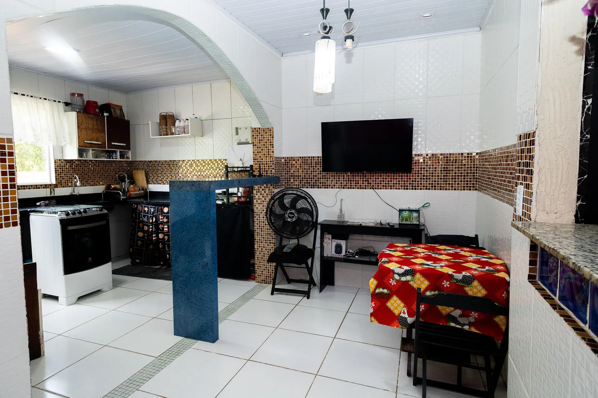Casa mobiliada com 2 quartos suítes e jardim