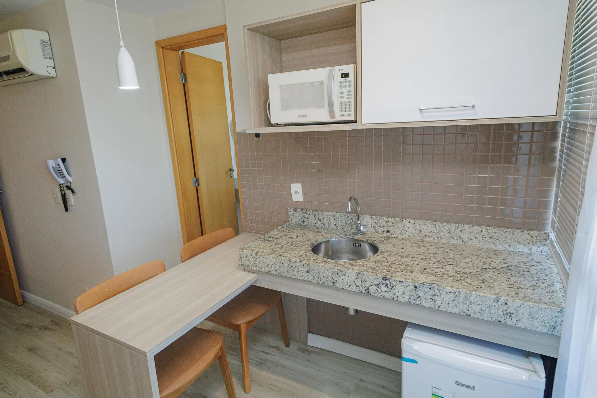 Меблированная квартира с балконом и 1 спальней — photo 13