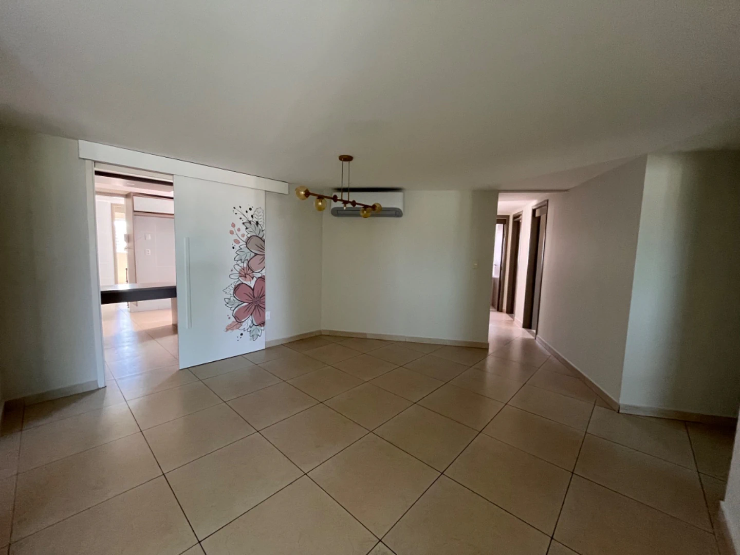 4-bedroom apartment in a building with a gym — photo 4