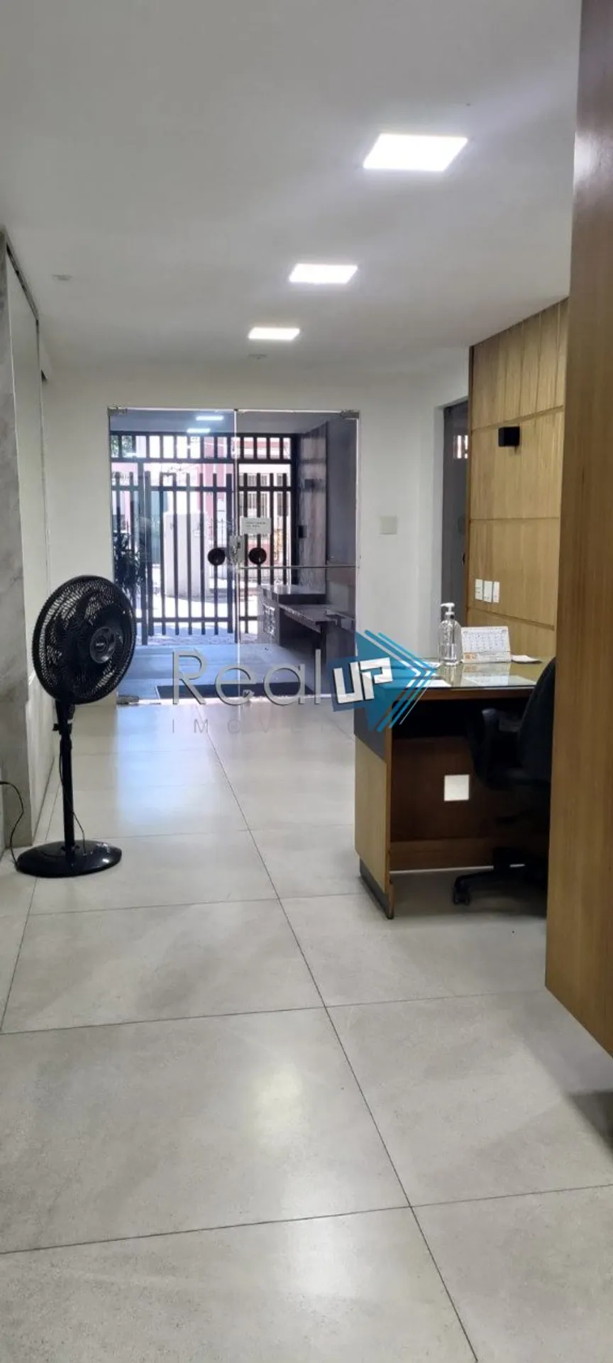 Unfurnished apartment with 3 bedrooms and a glazed balcony — photo 57