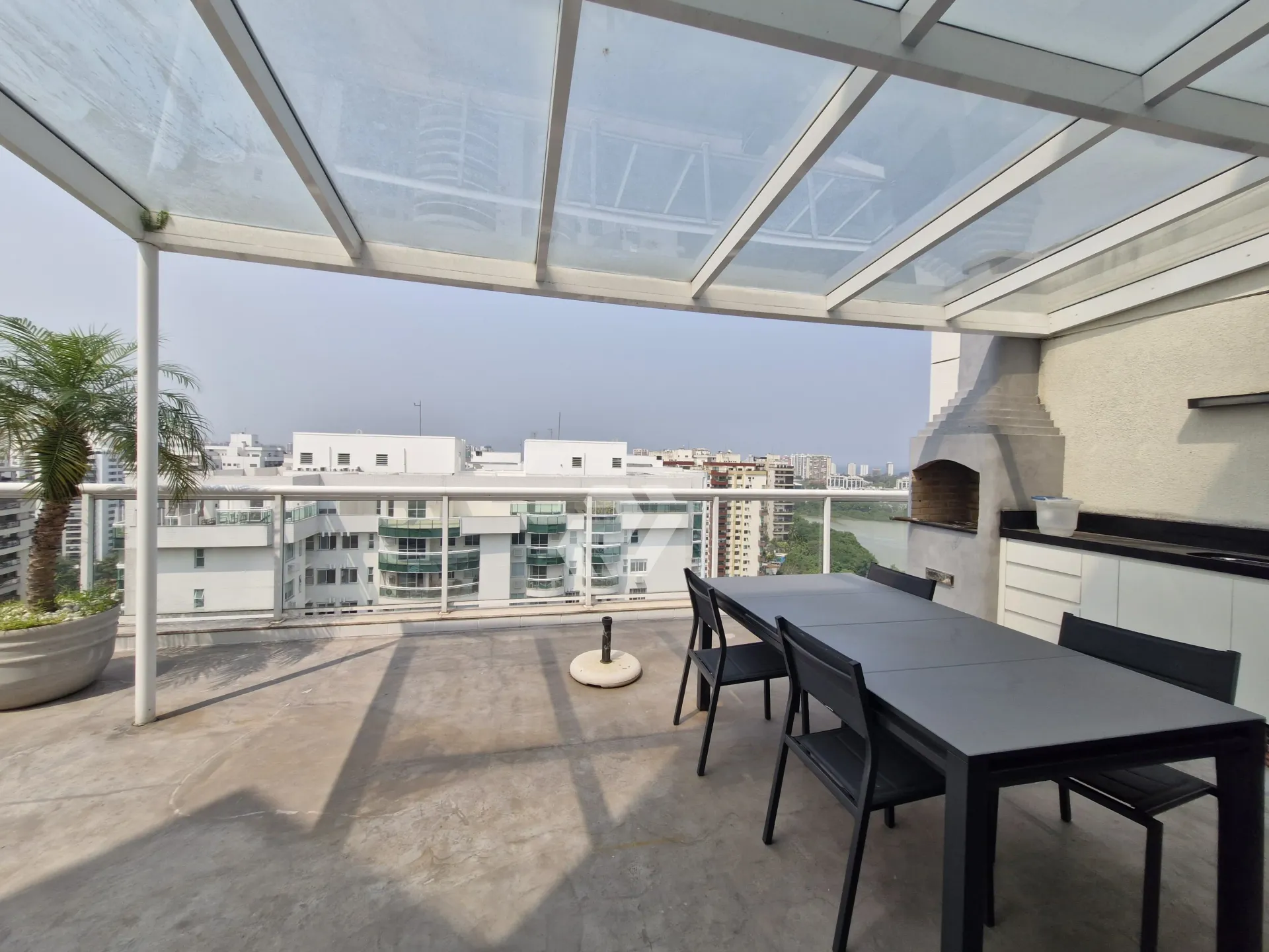 Furnished 4-bedroom apartment with building pool — photo 44