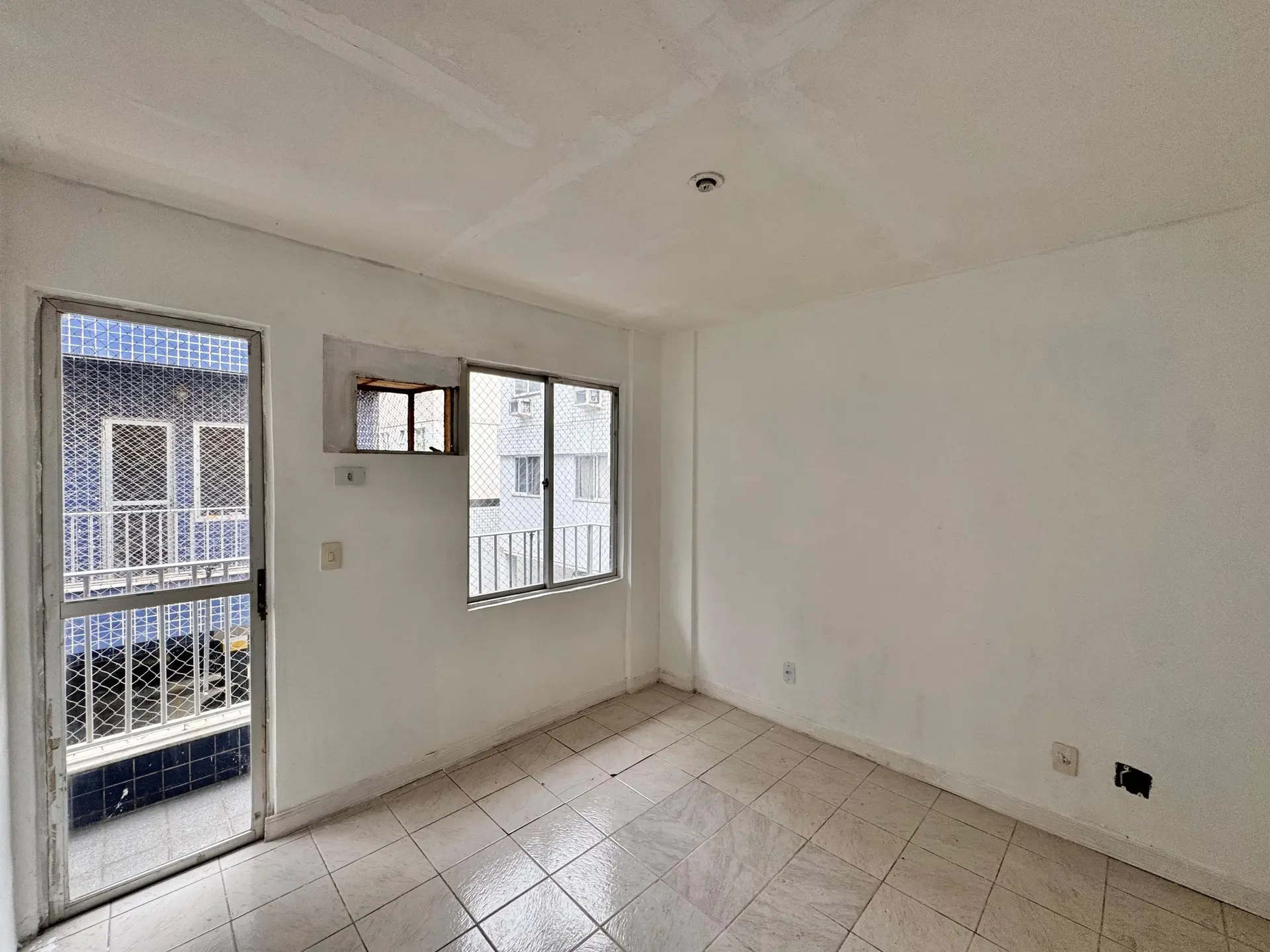 3-bedroom apartment with a balcony and laundry area — photo 21