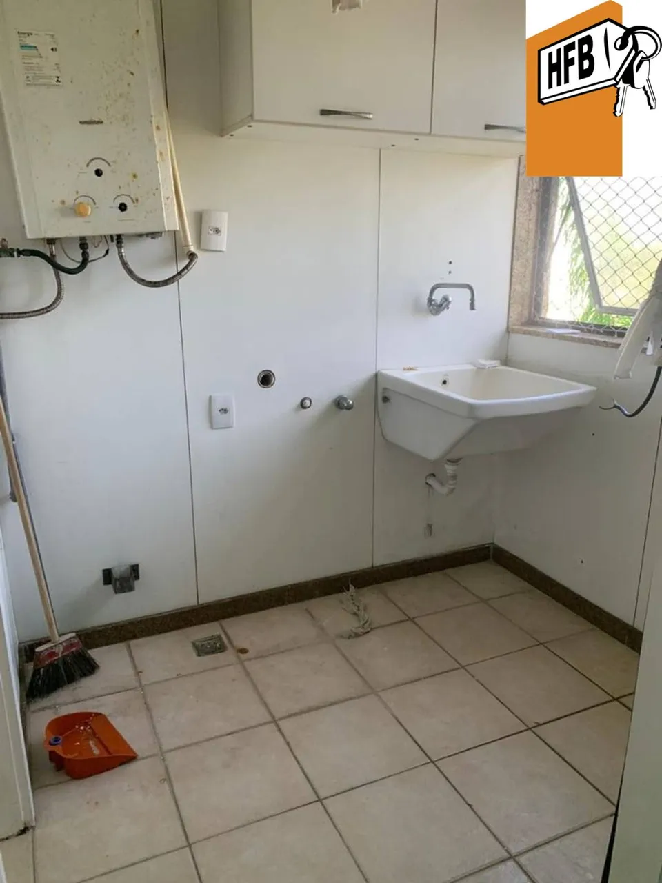4-bedroom apartment in a building with a pool — photo 19