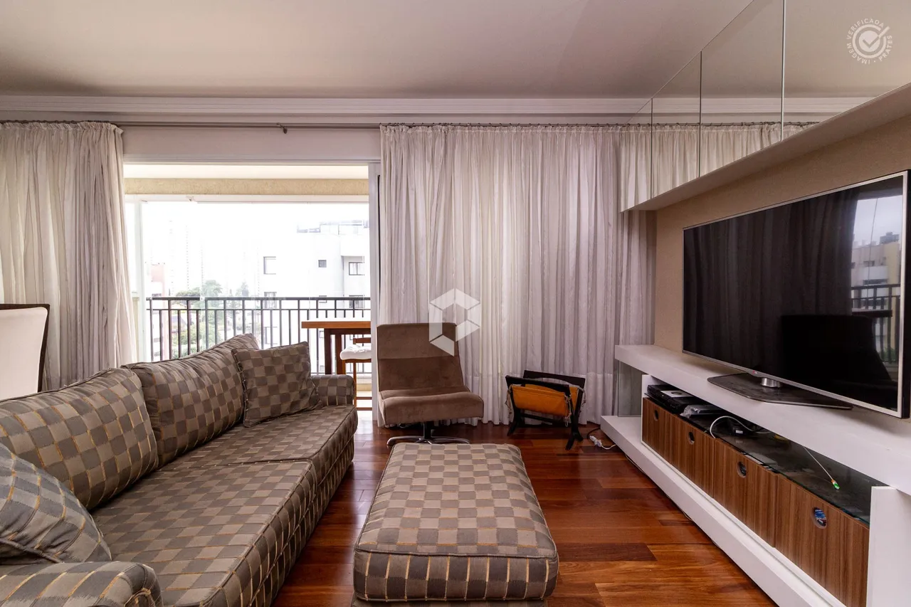 3-bedroom apartment with a glazed enclosed balcony — photo 2
