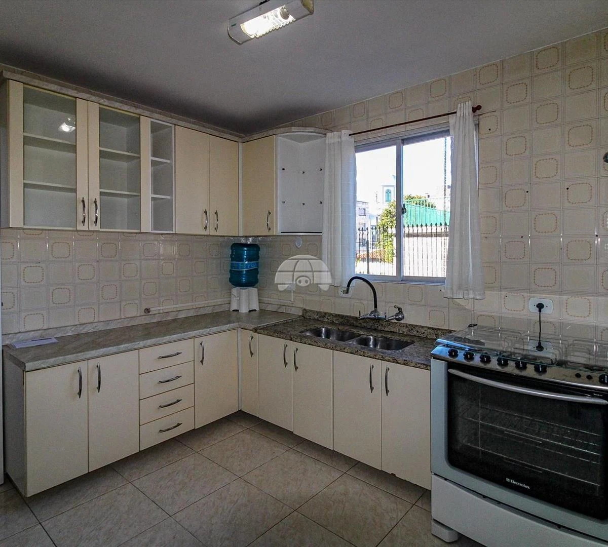 3-bedroom apartment with wood or laminate floors — photo 2