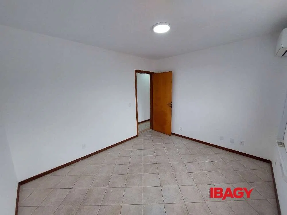2-bedroom apartment with a closed-off kitchen — photo 6