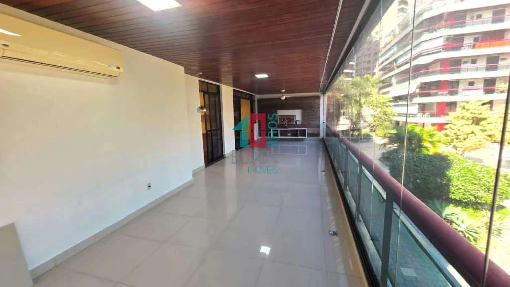 4-bedroom apartment with a glassed-in balcony — photo 26