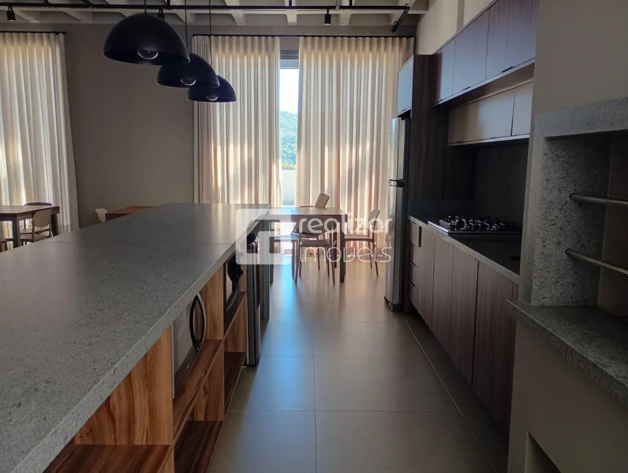 Furnished 1-bedroom apartment with open-plan kitchen — photo 6