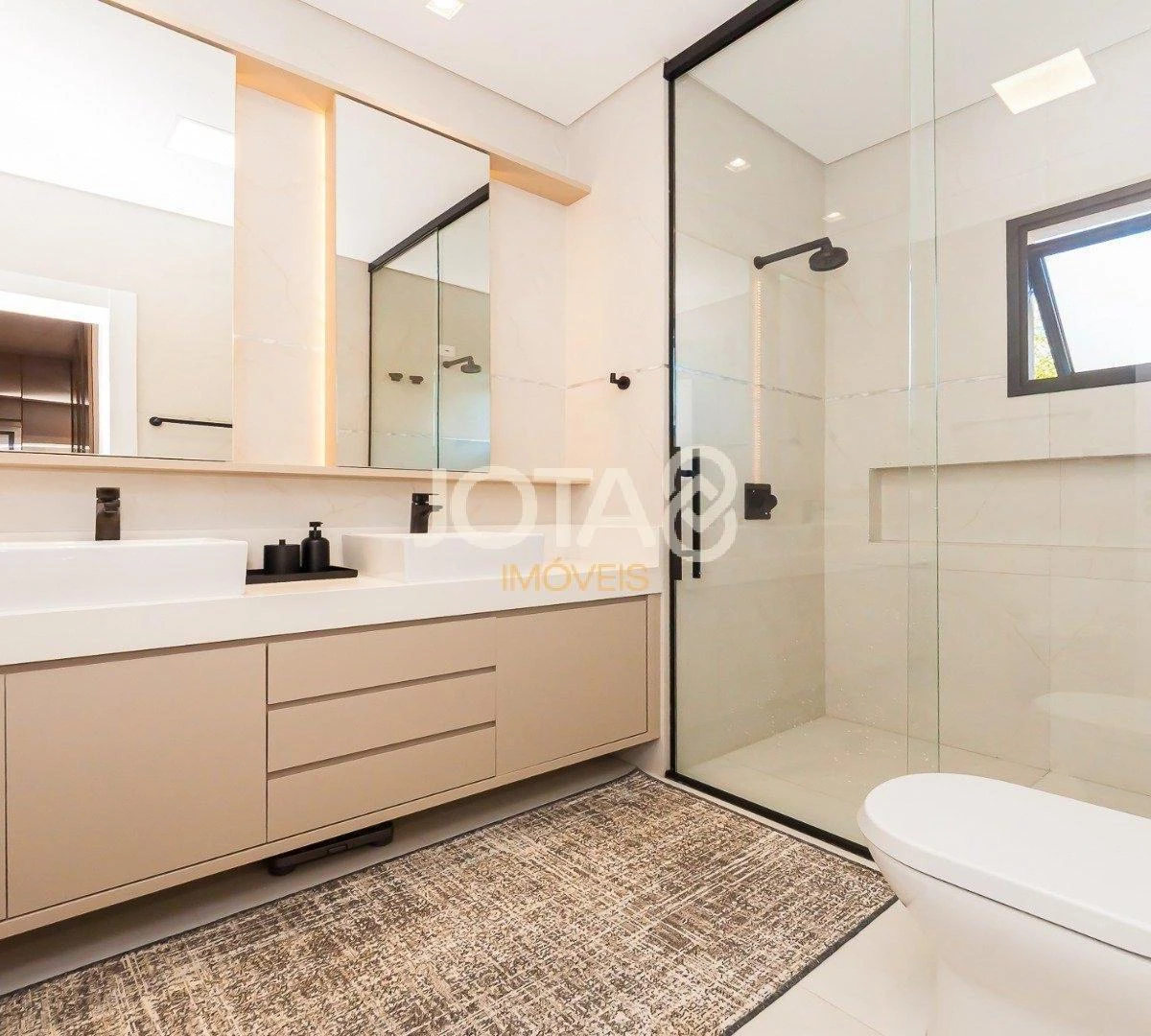 Floor-to-ceiling windows in a 4-bedroom house, 305 m² — photo 5