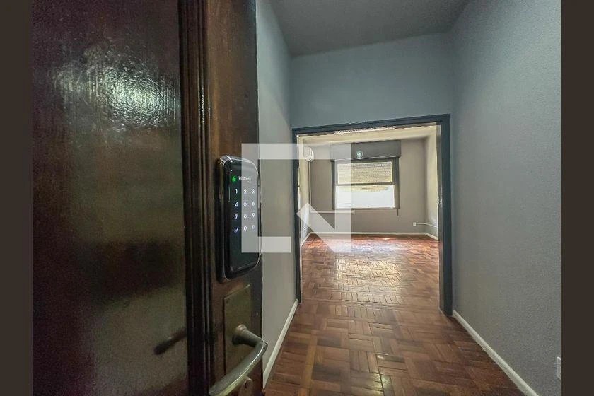 Studio com piso de madeira ou laminado, Centro — photo 25