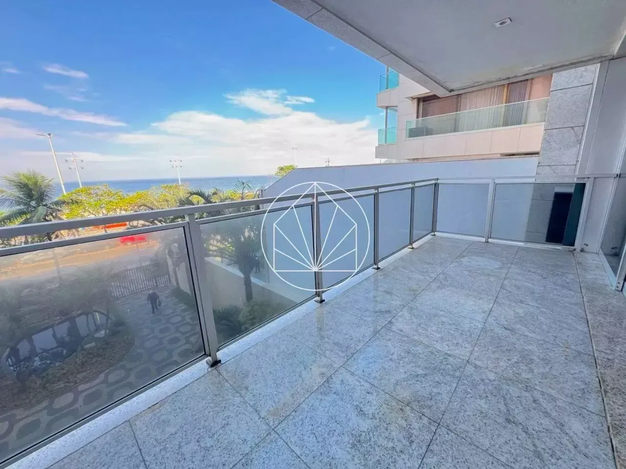 Apartamento de 3 quartos com cozinha fechada e 210 m² — photo 4