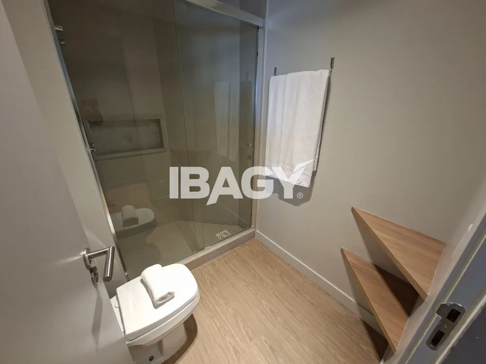 Studio with a glassed-in balcony and open-plan kitchen — photo 185