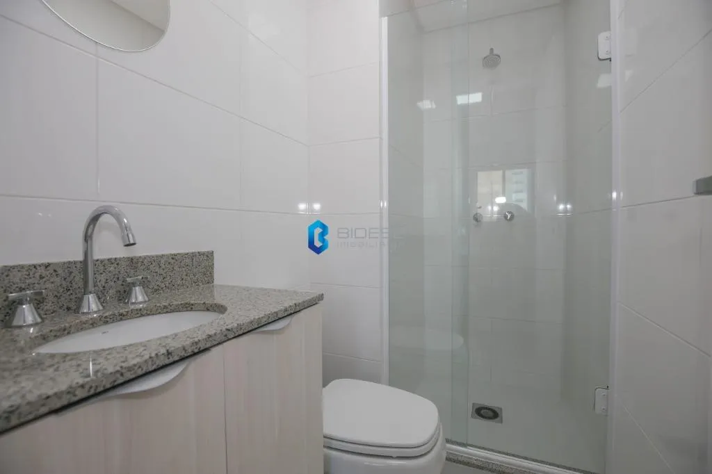 1-bedroom apartment with open kitchen and glass shower — photo 2