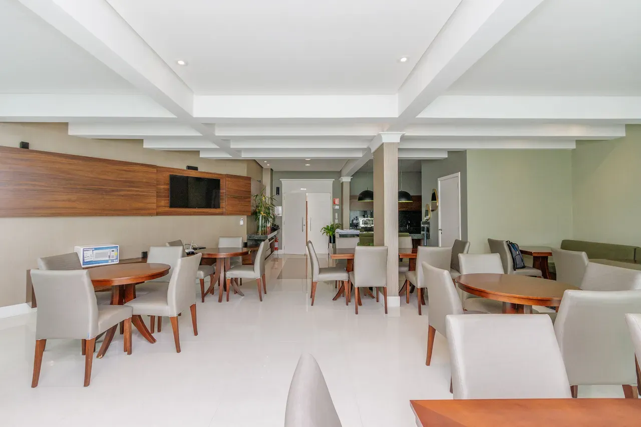 One-bedroom apartment in a building with a coworking space — photo 10