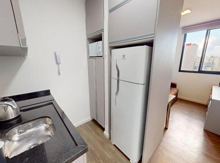 Furnished 1-bedroom apartment with compact kitchenette — photo 2