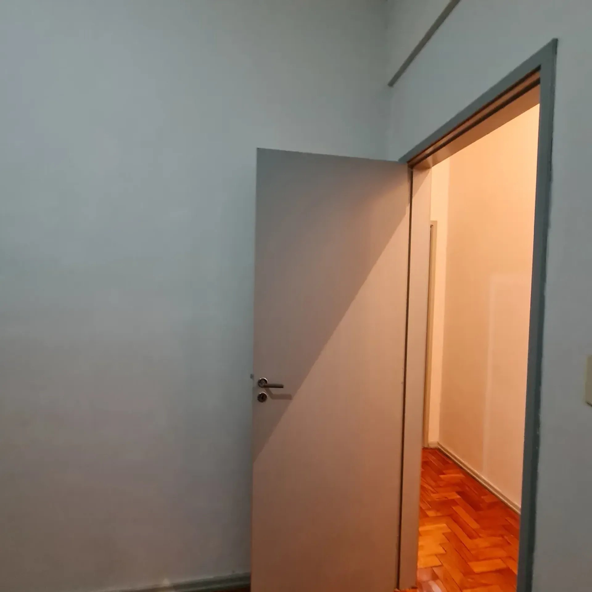 Apartment on the 9th floor with wood or laminate floors — photo 7