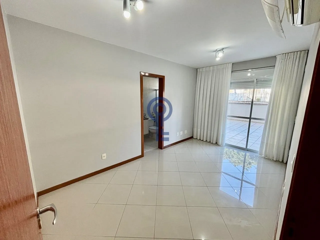 2-bedroom apartment in a building with a gym — photo 14