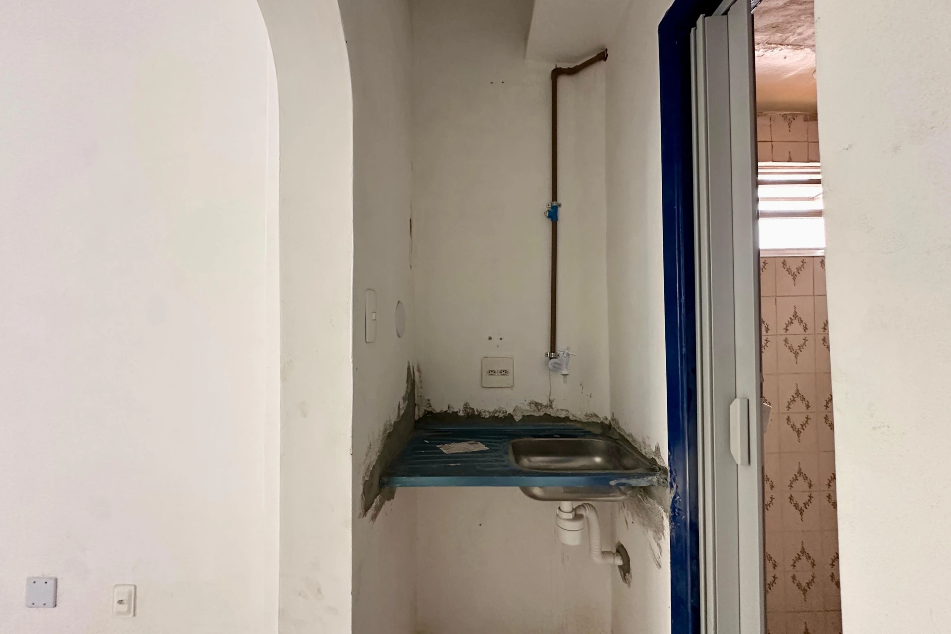 Unfurnished 1-bedroom apartment with a compact kitchenette — photo 6