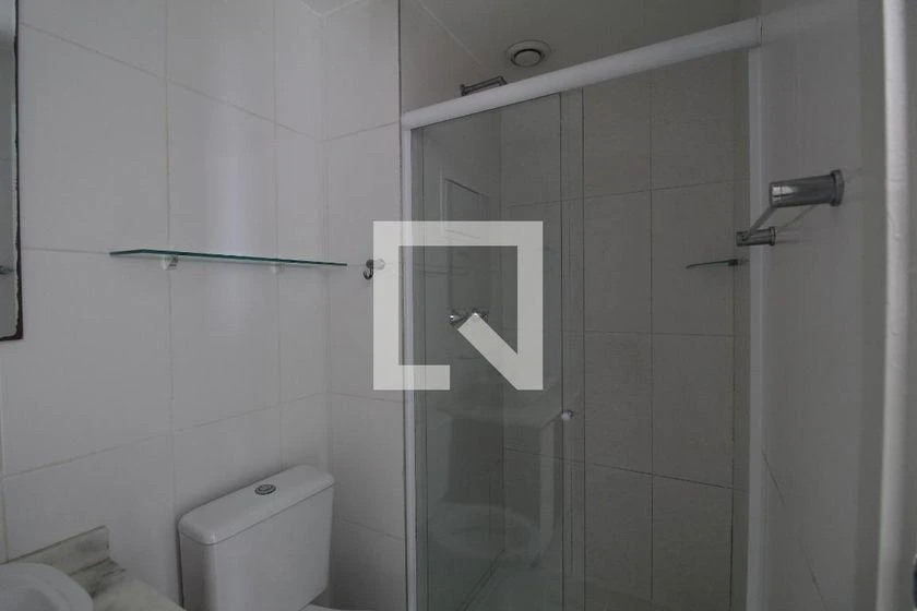Apartamento de 2 quartos com cozinha aberta e varanda