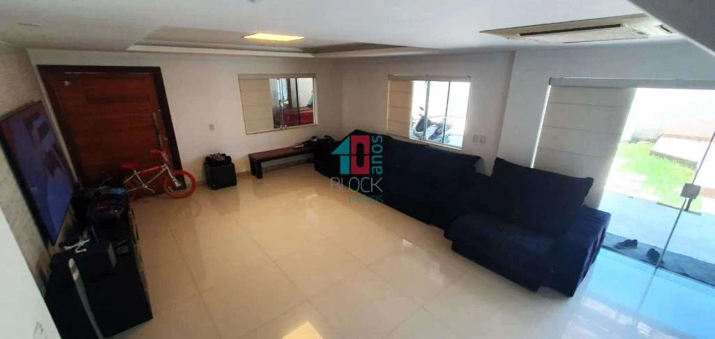 Condominium house with 4 suites and a home office desk — photo 11