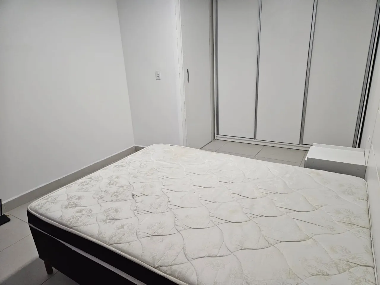 Furnished 1-bedroom apartment with balcony and sink