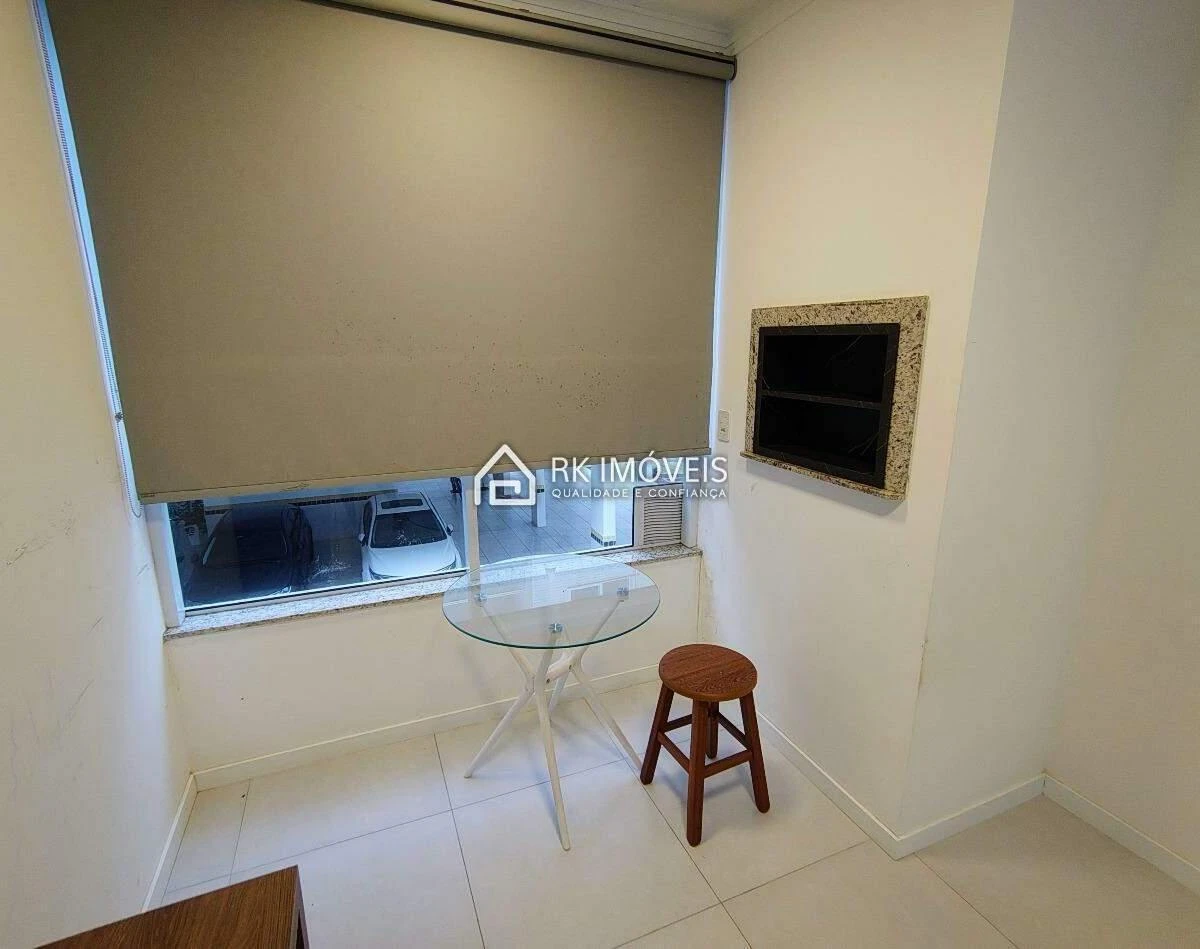 One-bedroom apartment in a building with a pool — photo 18