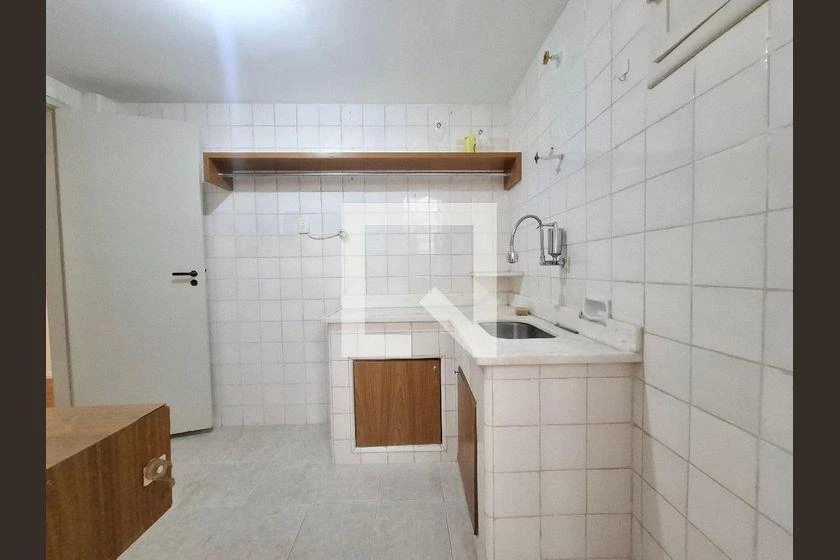 Wood or laminate floors in a one-bedroom apartment, 61 m² — photo 13