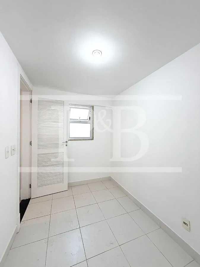 4-bedroom 300 m² apartment with a balcony — photo 33