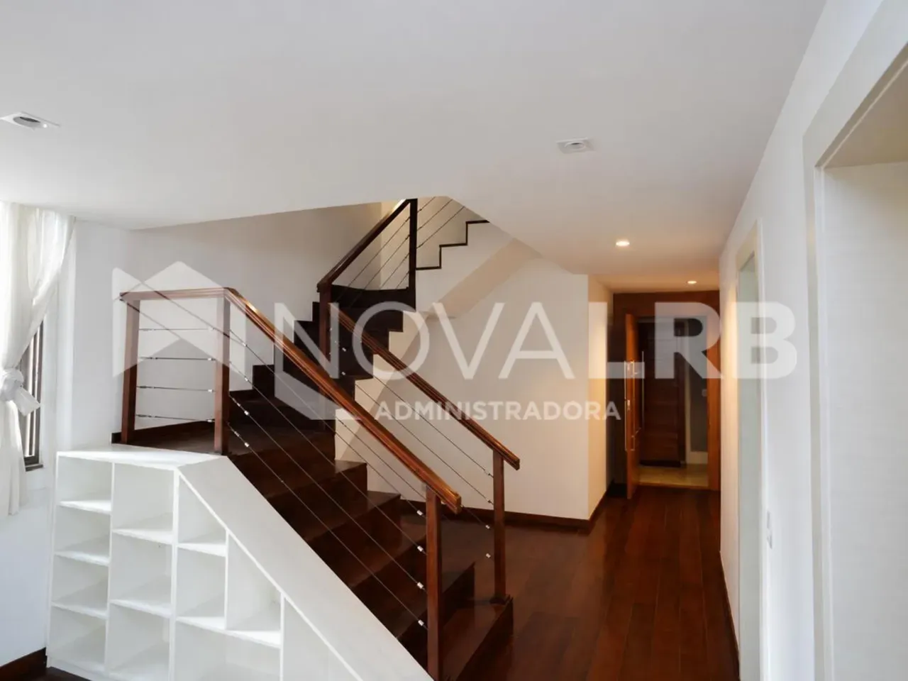 4-bedroom apartment with enclosed glass balcony — photo 3