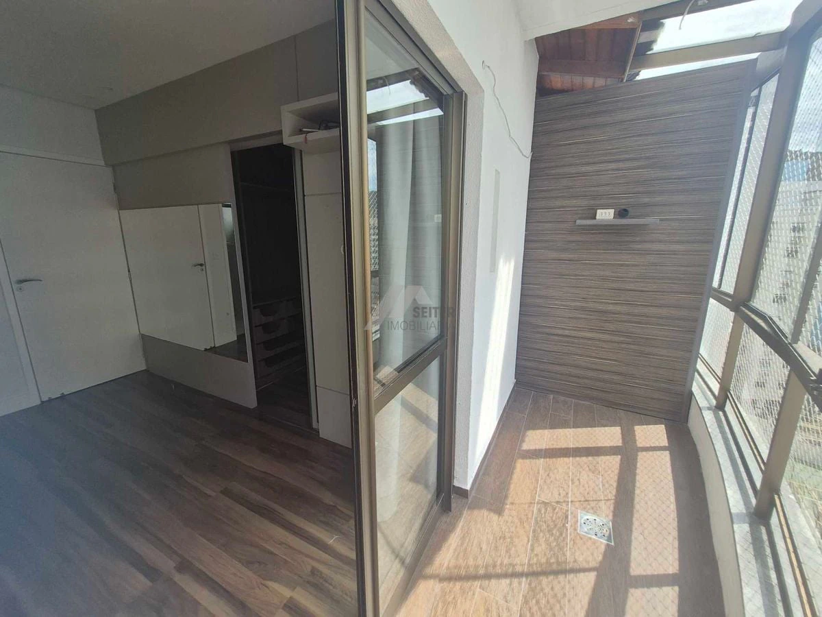 Balcony with a grill in a 3-bedroom apartment, 142 m² — photo 9