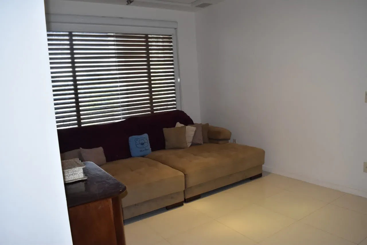 600 m² house with a private pool and a bathtub — photo 16
