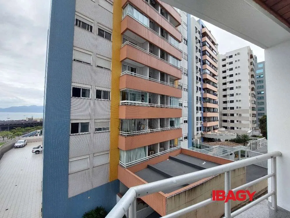 Apartamento de 1 dormitório com vaga e varanda