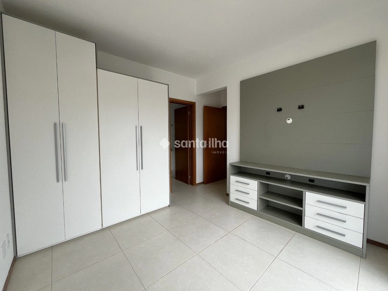 Balcony with a grill in a 2-bedroom apartment, 128 m² — photo 16