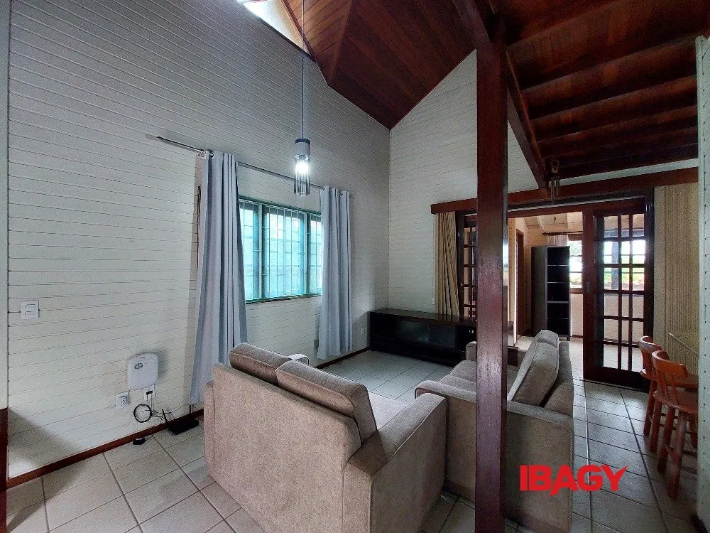 2-bedroom house with a mountain view in Florianópolis