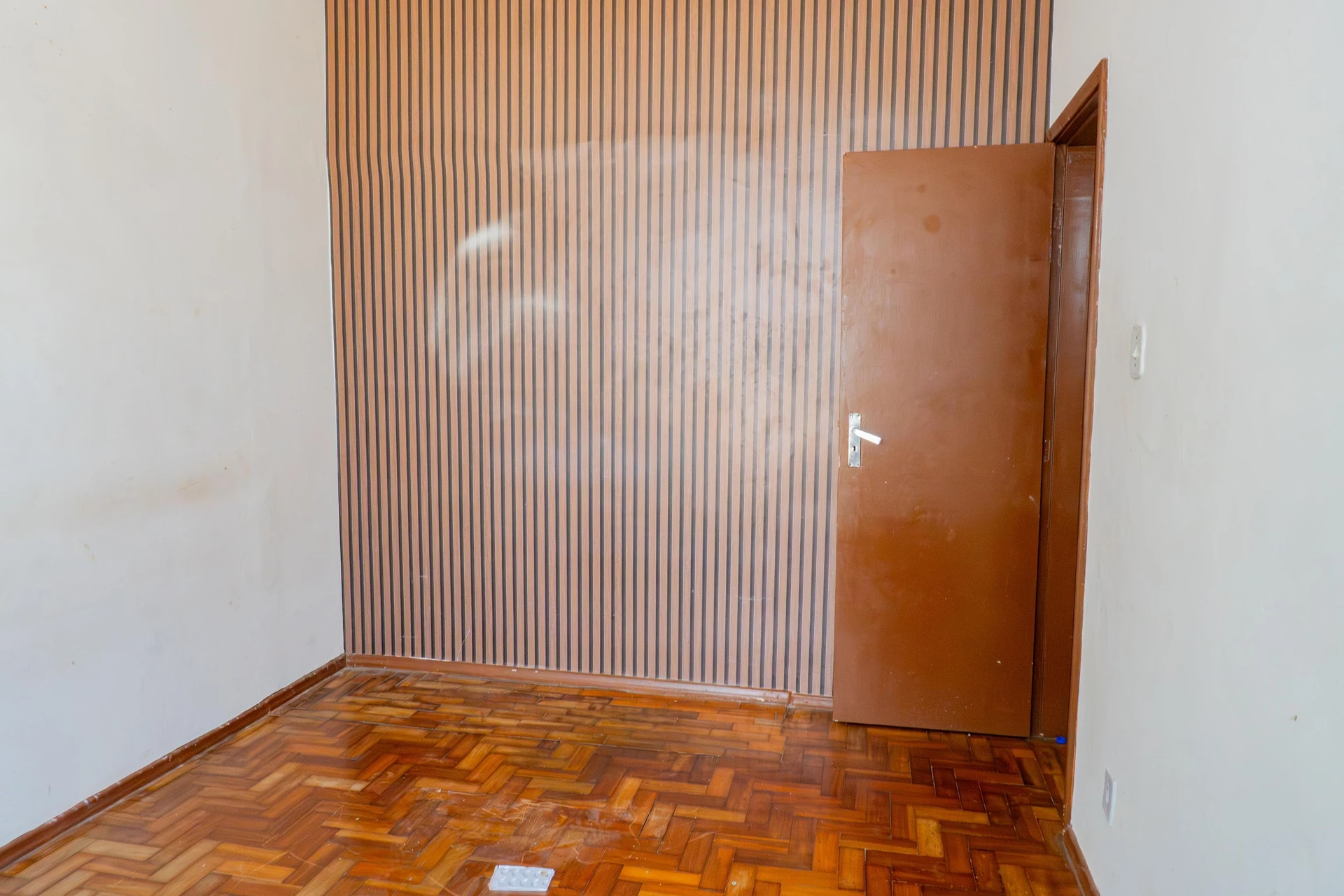 One-bedroom apartment with wood or laminate floors — photo 12