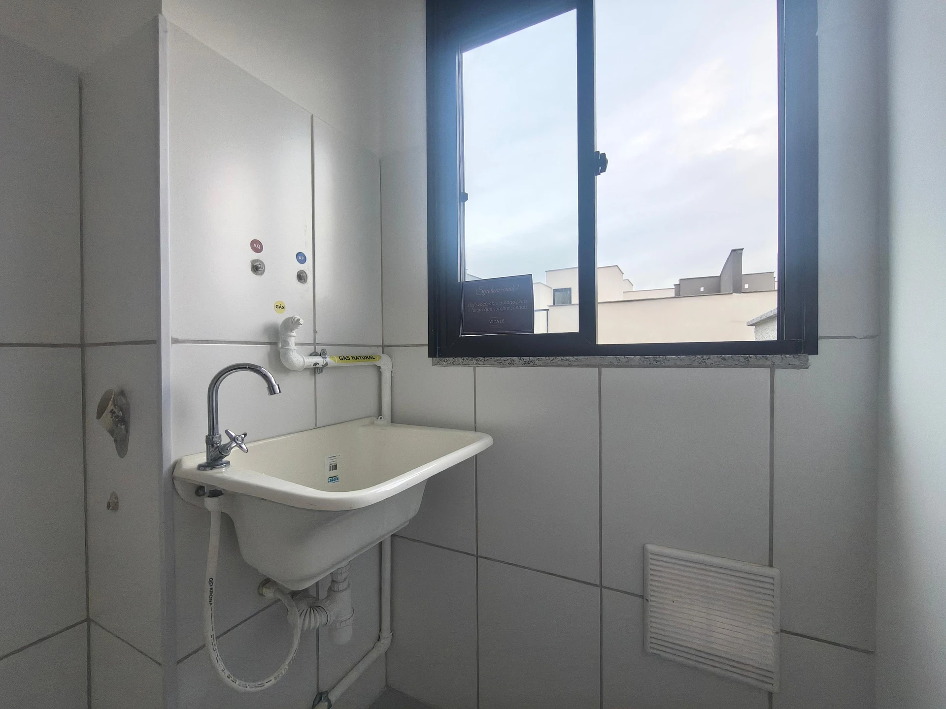 2-bedroom apartment with balcony and glass-enclosed shower — photo 15