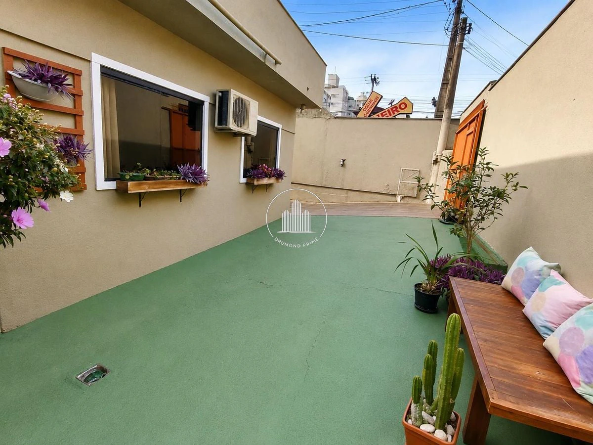 House with 3 bedrooms and an outdoor BBQ area — photo 4