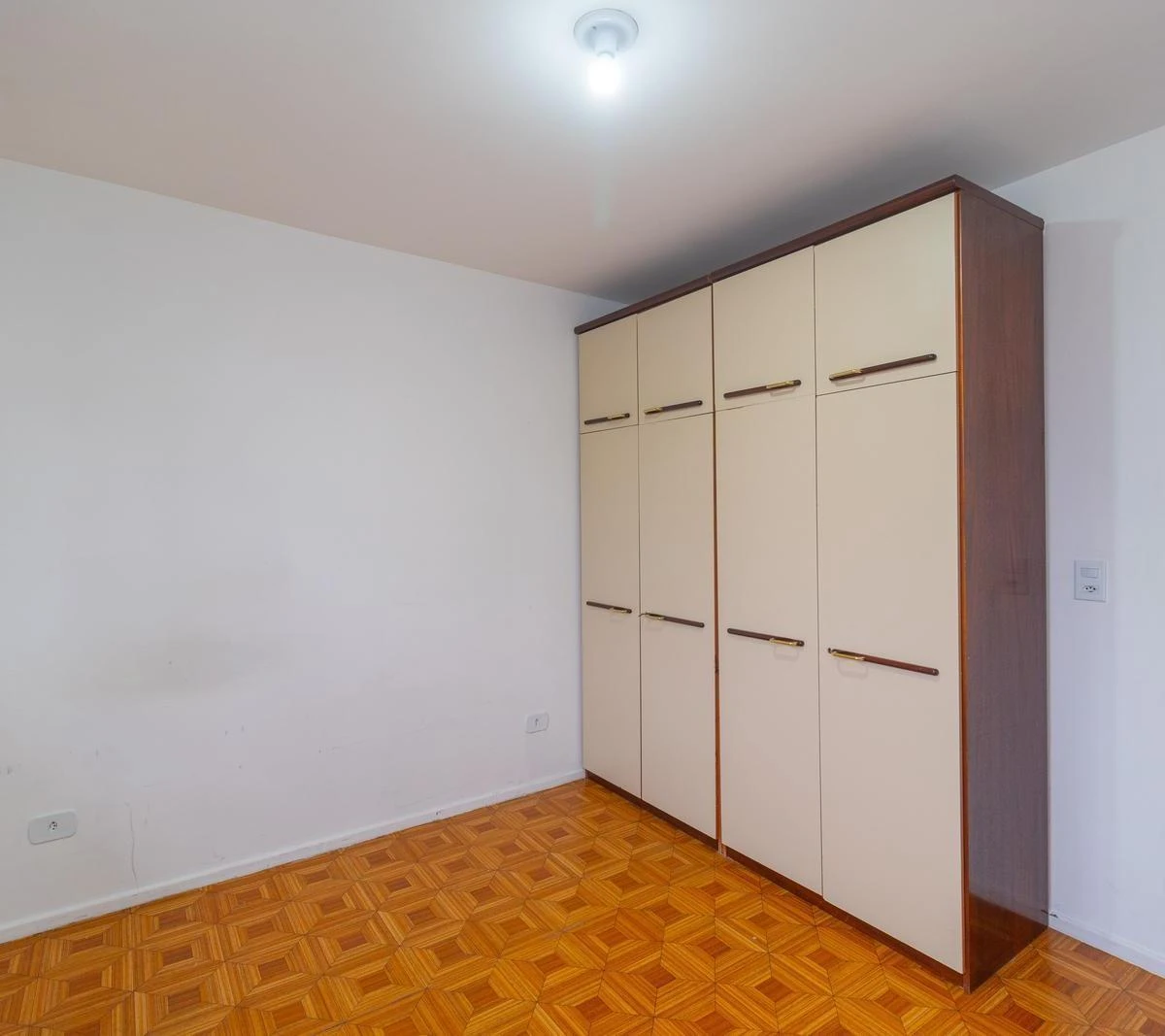 3-bedroom house with wood or laminate floors — photo 6