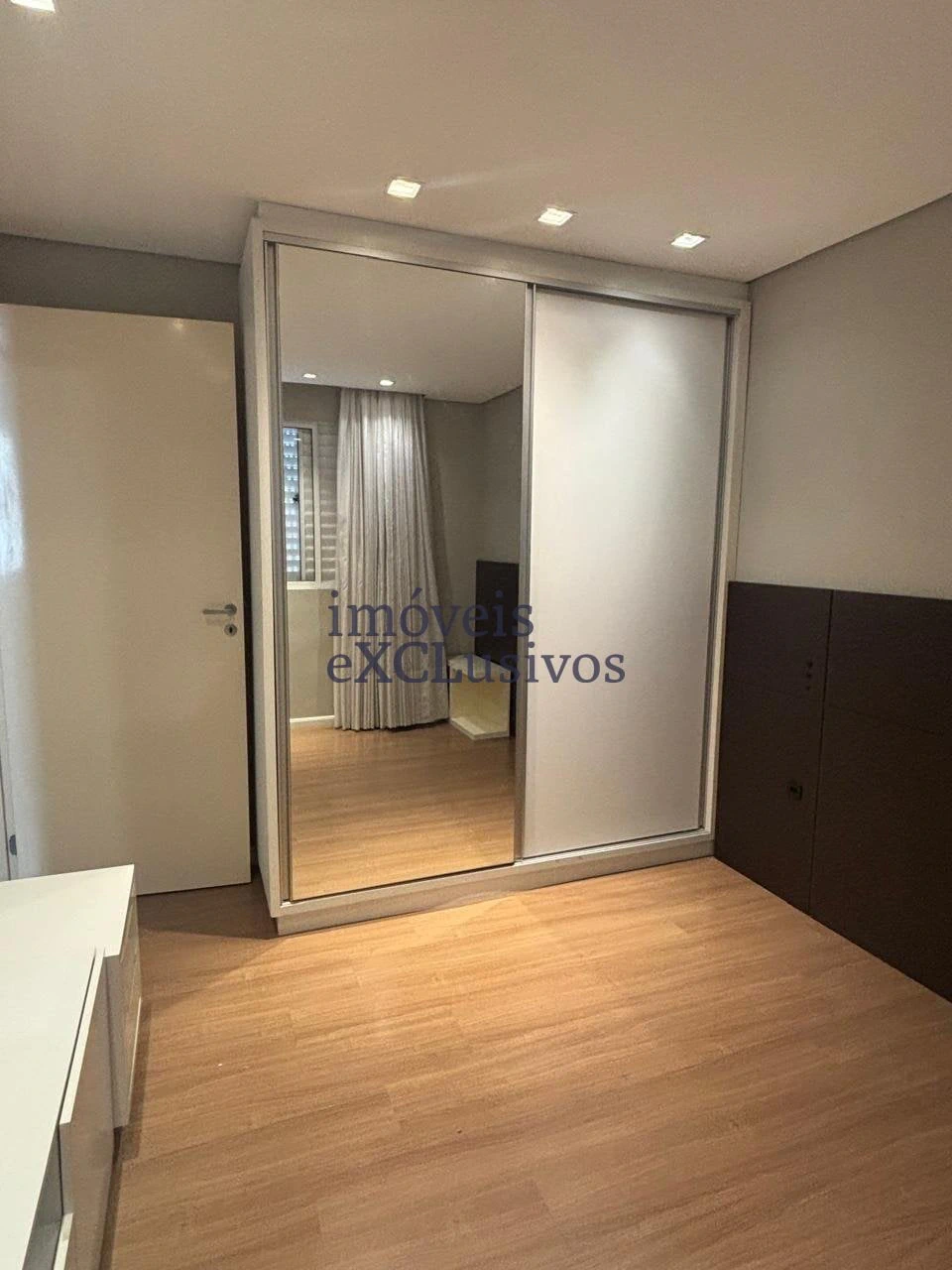 Wood or laminate floors in a 2-bedroom apartment, 48 m² — photo 5