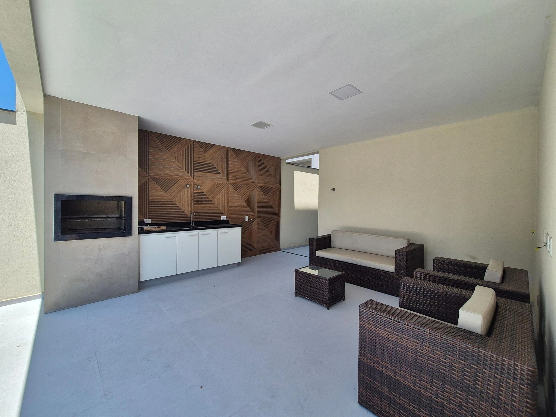 4-bedroom house with a glass-enclosed balcony — photo 48